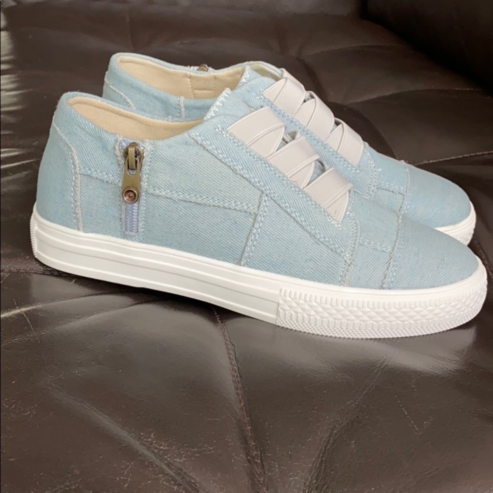 Women’s blue sneakers